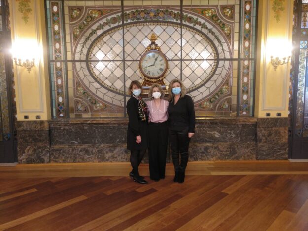 Marga Pérez, responsable de Obra Social y Voluntariado, quien ha recogido el diploma acreditativo del reconocimiento, junto a Mariluz Lopez y Rosa Villanova, compañeras del Eje Solidario del Hospital.